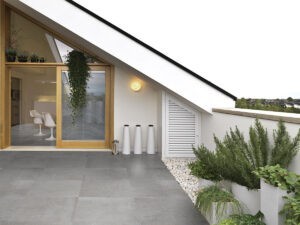 gresie si faianta de calitate | terrace with wood floor ovrelooking on kitchen | Gresie Premium