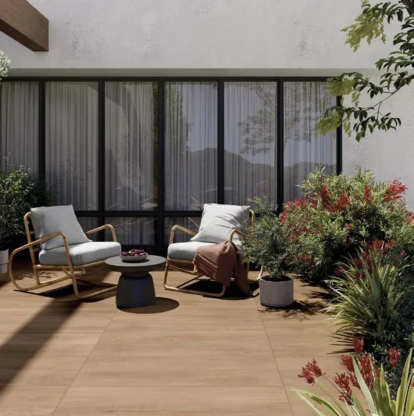 Gresie exterior Arbor AlfaLux 20 mm Gelso — ambient cu scândură ceramică 40x120 Grip