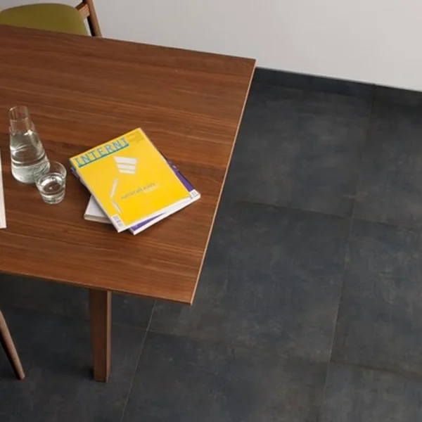 Gresie porțelanată Concrete Piemme — aspect ciment antracit, masă dining
