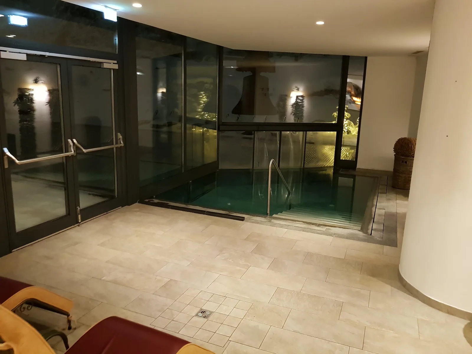 Bazin de imersie într-un spa: plăci mari aspect piatră montate modular și format mic în jurul sifonului de pardoseală