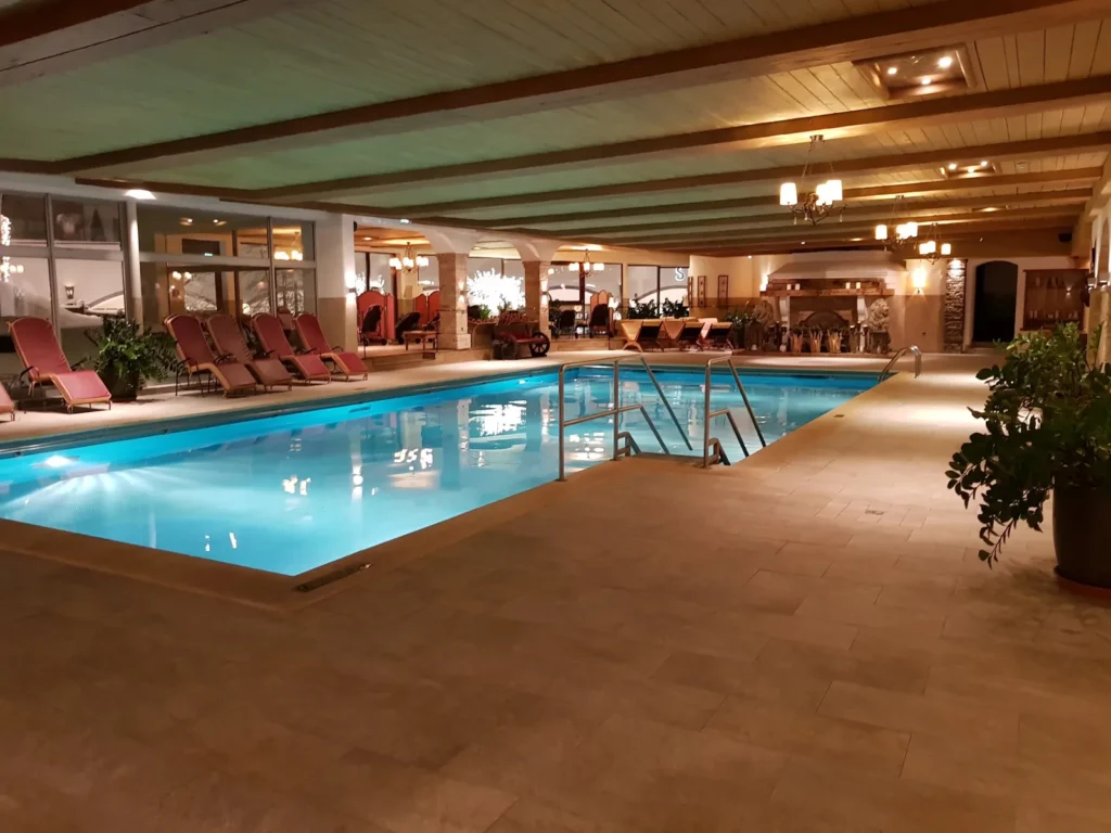gresie si faianta de calitate | Piscină interioară într-un hotel wellness alpin, cu pardoseală ceramică caldă în | Gresie Premium | Importator gresie faianta parchet de calitate din Italia