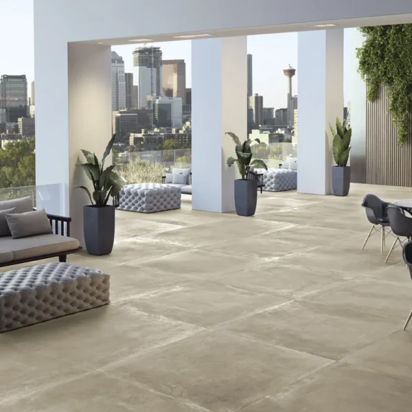 Gresie exterior 20 mm LeGarage Sand Cerdomus pe terasa unui rooftop urban cu mobilier lounge și vedere spre oraș