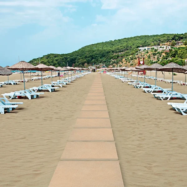 Gresie exterior Neutra Roc AlfaLux 20 mm Beige — terasă cu vedere la mare