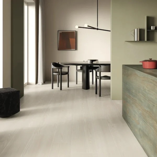 Gresie aspect lemn Olmo Cerdomus White 24x165 și 30x165 — living cu Iskra