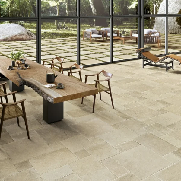 Gresie exterior 20 mm Pietra di Ostuni Sabbia Cerdomus pe o terasă acoperită cu pereți de sticlă și vedere spre pădure