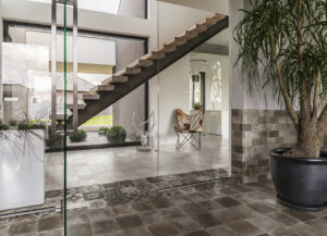 gresie si faianta de calitate | Glazed house corridor | Gresie Premium